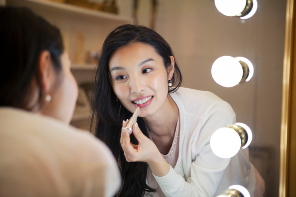 Girl-applying-makeup_beauty-article