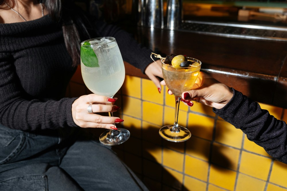 Image principale de Qu’est-ce qui attire les consommateurs canadiens dans les bars et les restaurants, et comment les atteindre?