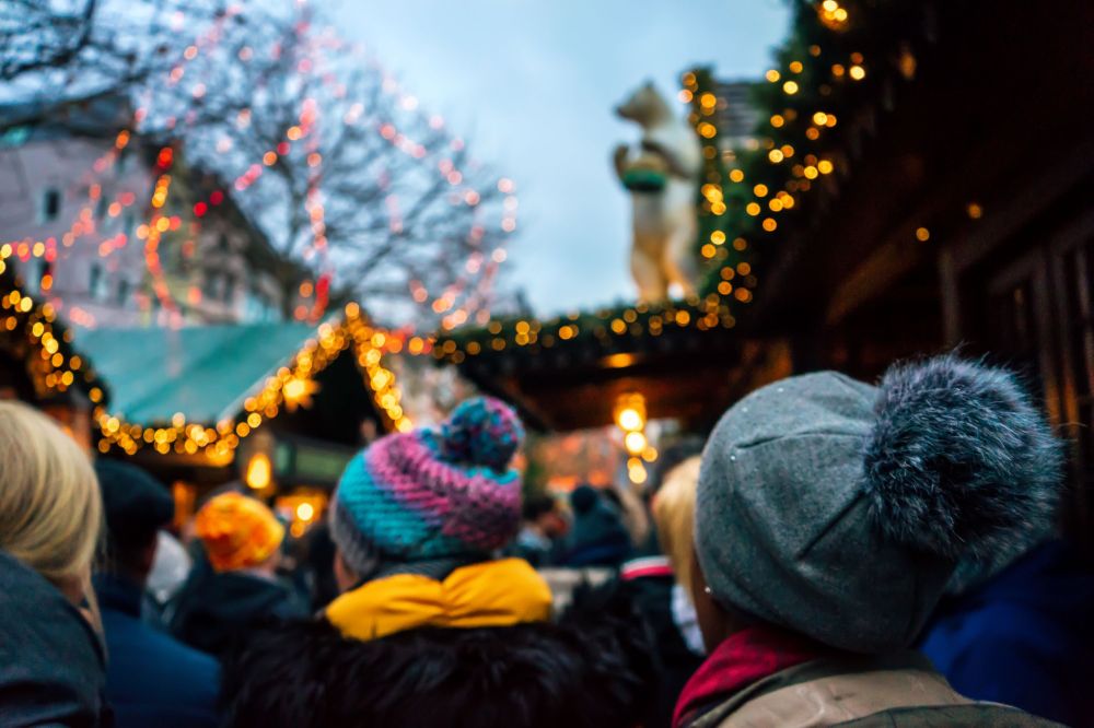 Hero-afbeelding van Kerst 2025: jongeren kiezen voor gaming en kerstmarkten, ouderen blijven thuis