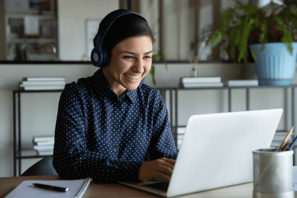 girl working on the pc